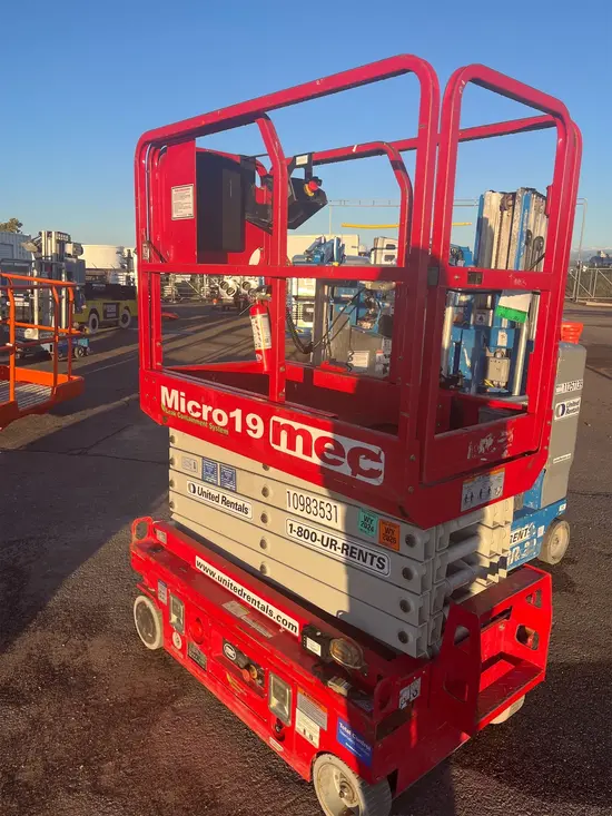 2019 MEC MICRO 19 Scissor Lift