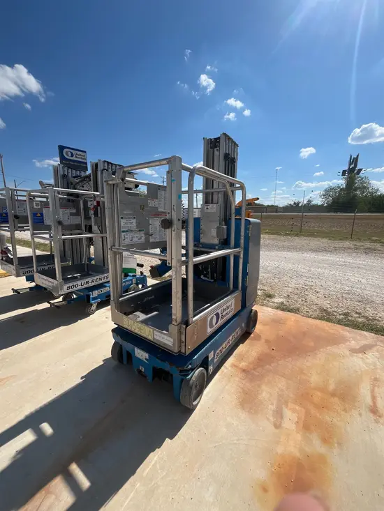 2017 Genie GR-20 Self-Propelled One-Person Lift