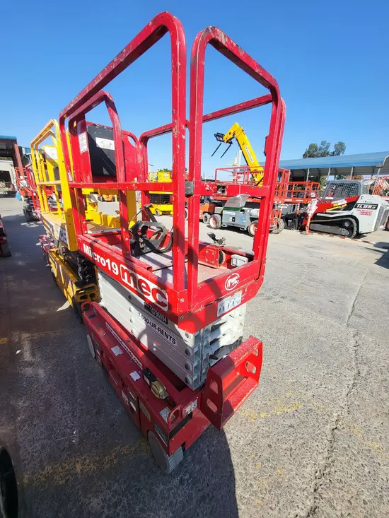 2018 MEC MICRO 19 Scissor Lift