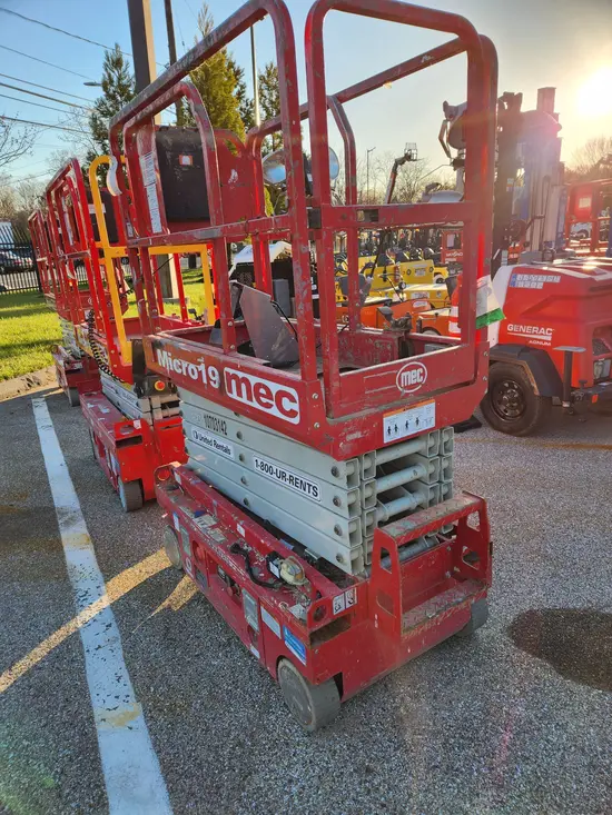 2017 MEC MICRO 19 Scissor Lift