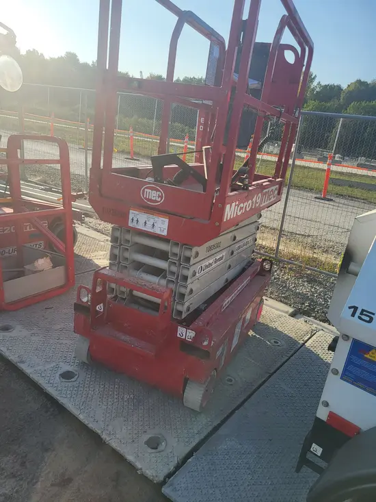 2018 MEC MICRO 19 Scissor Lift