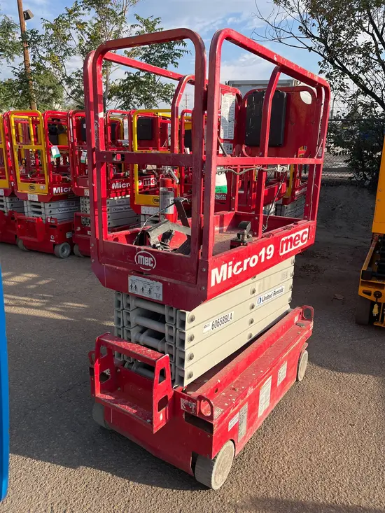 2018 MEC MICRO 19 Scissor Lift