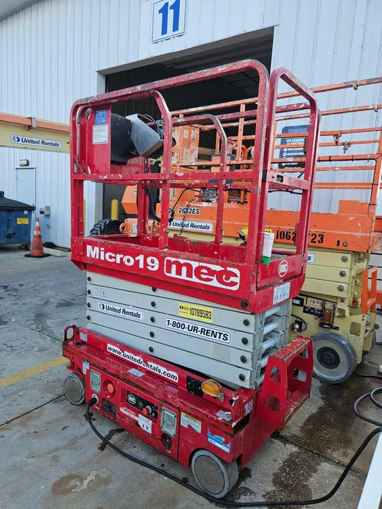 2018 MEC MICRO 19 Scissor Lift
