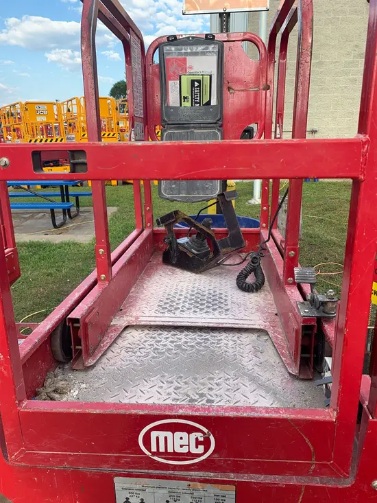 2018 MEC MICRO 19 Scissor Lift