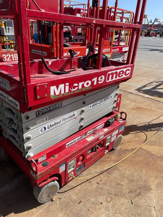 2019 MEC MICRO 19 Scissor Lift