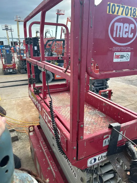 2018 MEC MICRO 19 Scissor Lift