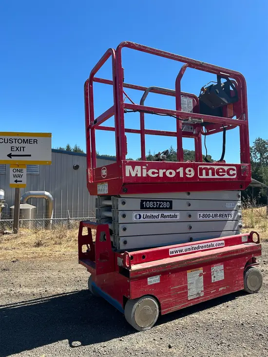 2018 MEC MICRO 19 Scissor Lift