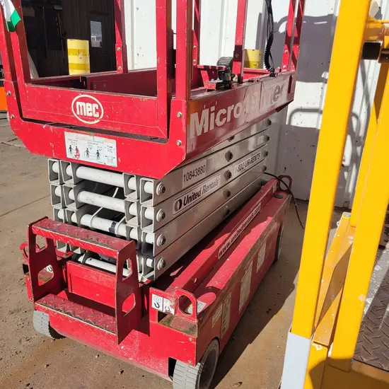 2018 MEC MICRO 19 Scissor Lift
