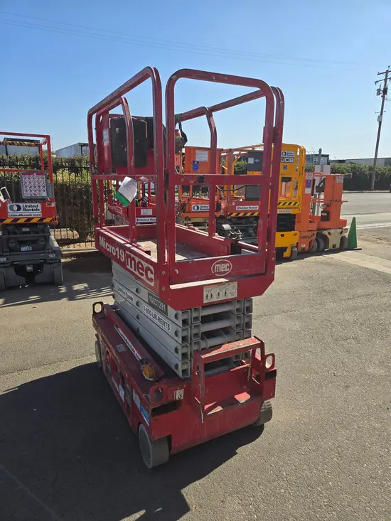 2018 MEC MICRO 19 Scissor Lift