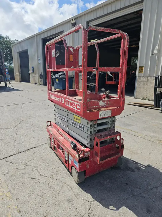 2018 MEC MICRO 19 Scissor Lift