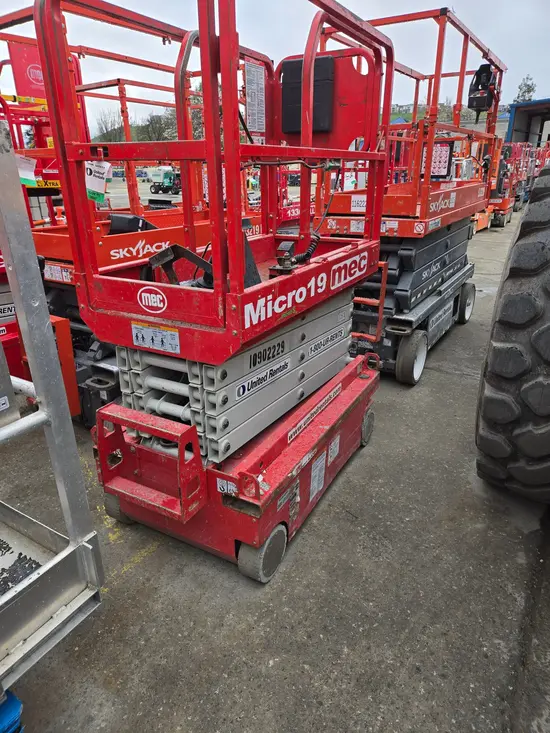 2019 MEC MICRO 19 Scissor Lift