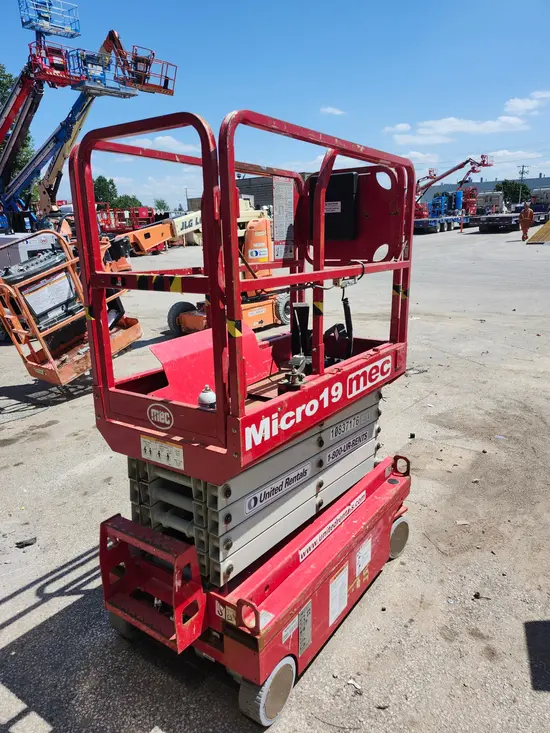 2018 MEC MICRO 19 Scissor Lift