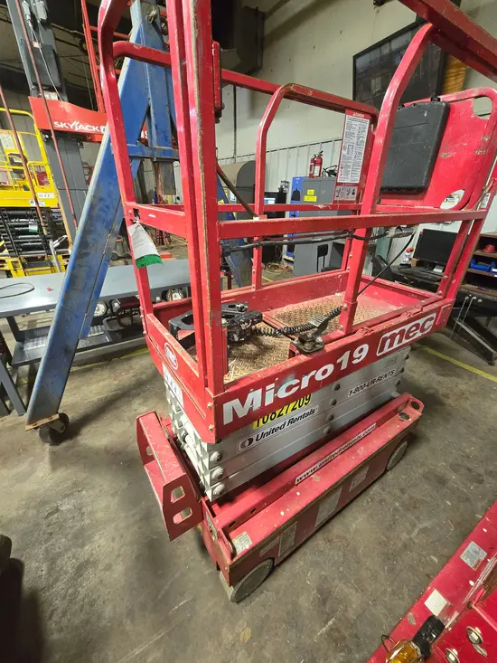 2018 MEC MICRO 19 Scissor Lift