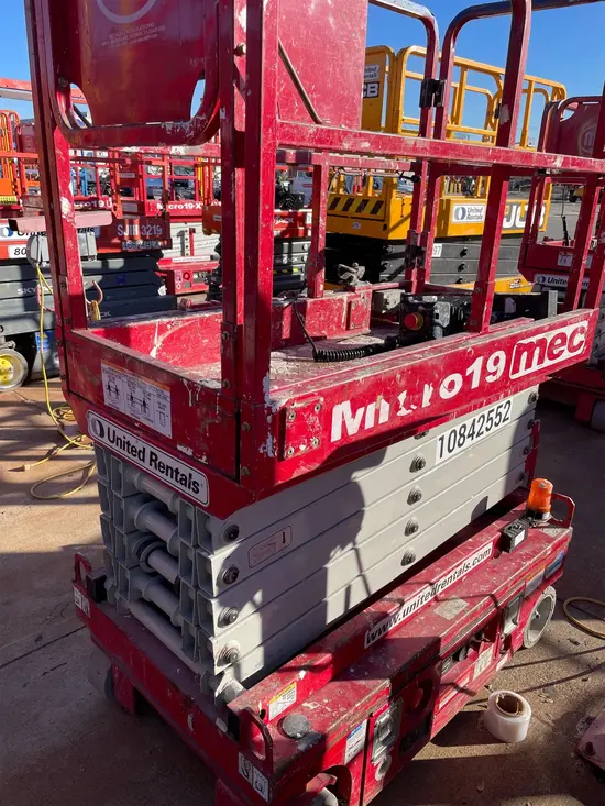 2018 MEC MICRO 19 Scissor Lift
