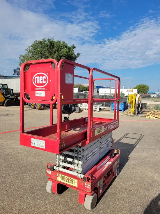 2018 MEC MICRO 19 Scissor Lift