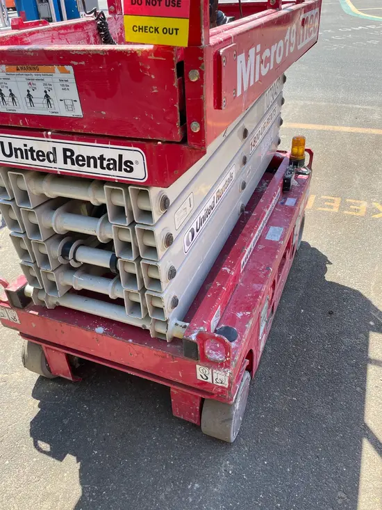 2018 MEC MICRO 19 Scissor Lift