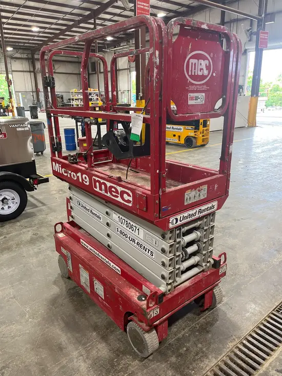 2018 MEC MICRO 19 Scissor Lift
