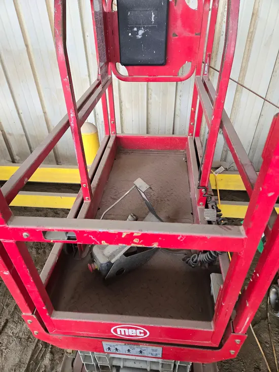 2018 MEC MICRO 19 Scissor Lift