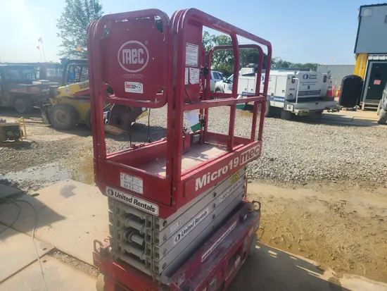 2018 MEC MICRO 19 Scissor Lift