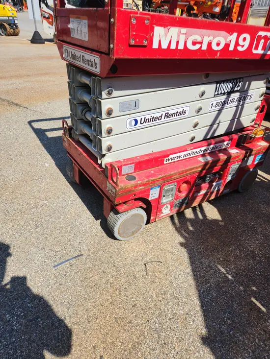 2018 MEC MICRO 19 Scissor Lift