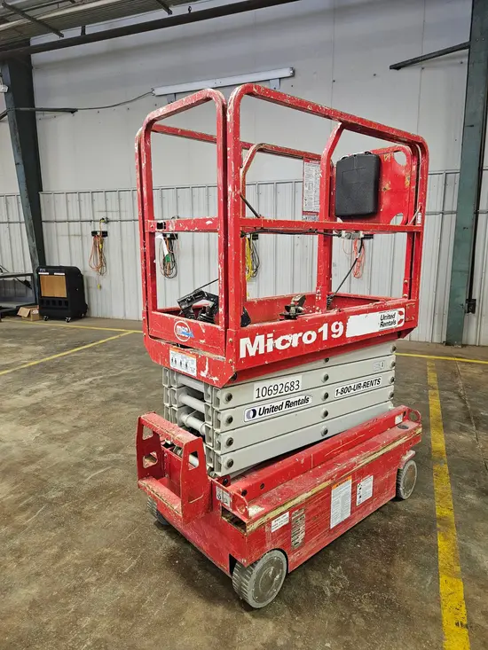 2017 MEC MICRO 19 Scissor Lift
