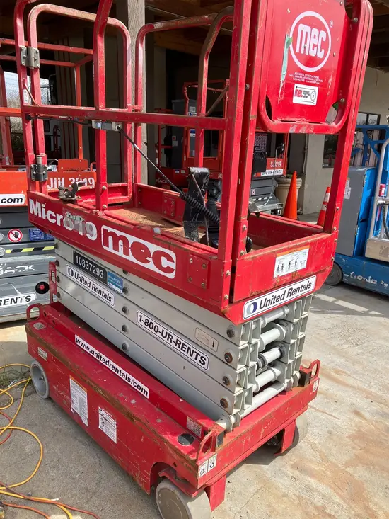 2018 MEC MICRO 19 Scissor Lift
