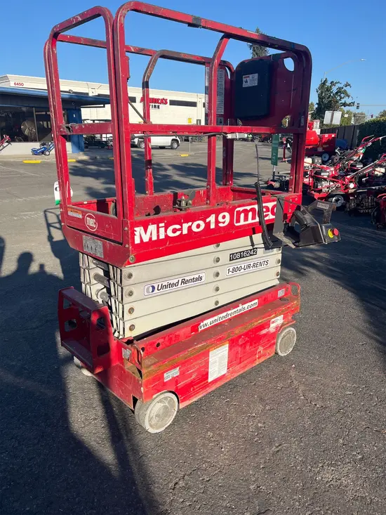2018 MEC MICRO 19 Scissor Lift