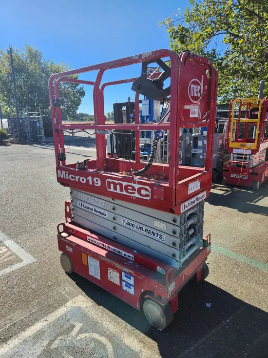 2018 MEC MICRO 19 Scissor Lift