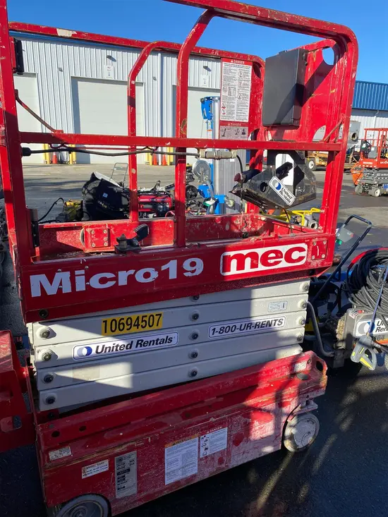 2017 MEC MICRO 19 Scissor Lift