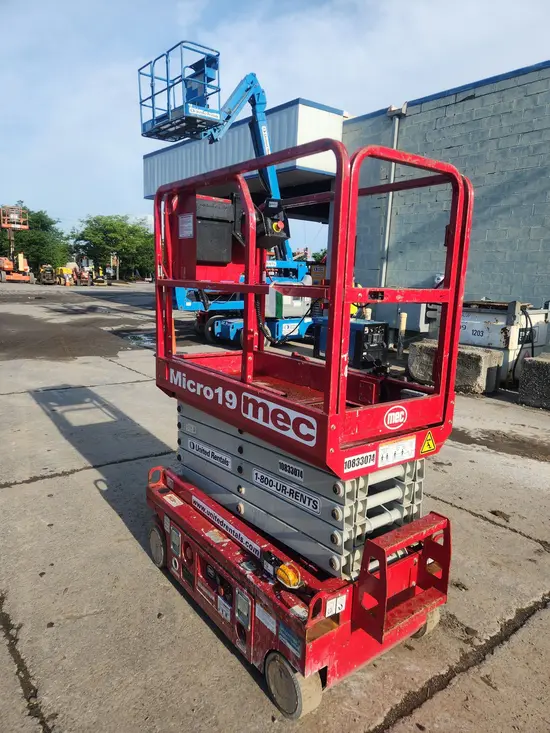 2018 MEC MICRO 19 Scissor Lift