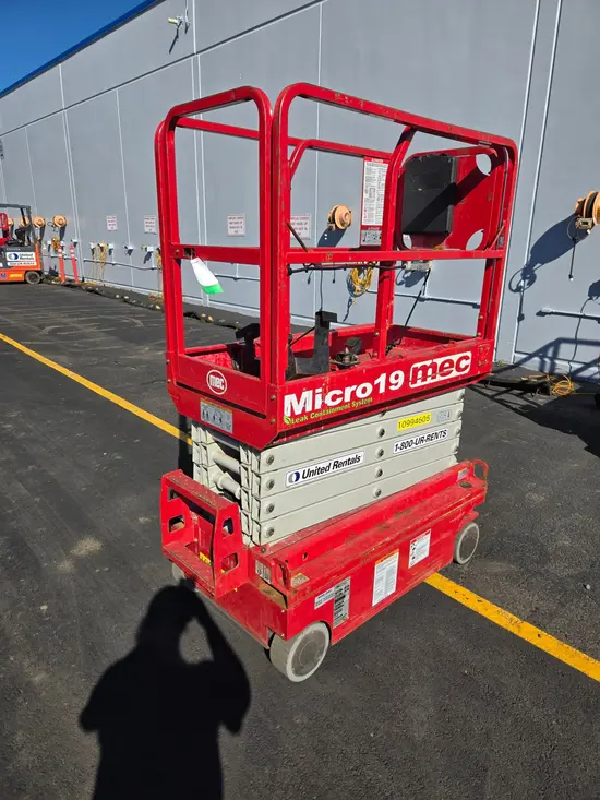 2019 MEC MICRO 19 Scissor Lift