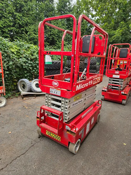 2018 MEC MICRO 19 Scissor Lift