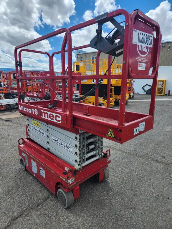 2018 MEC MICRO 19 Scissor Lift