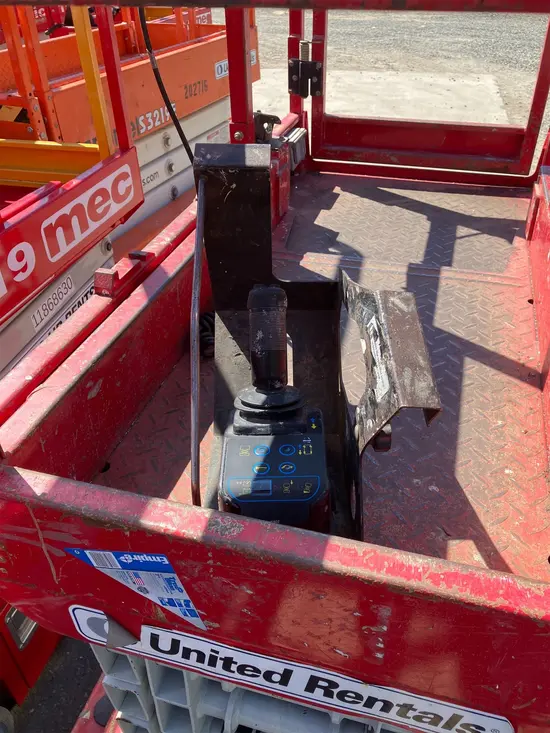 2018 MEC MICRO 19 Scissor Lift