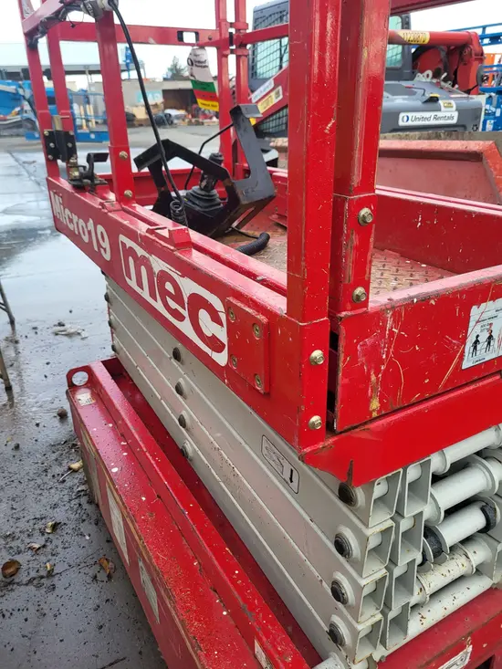 2018 MEC MICRO 19 Scissor Lift