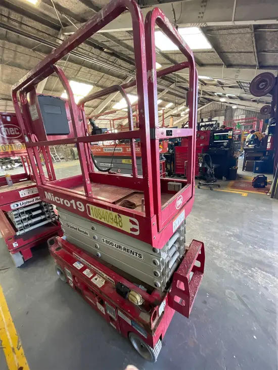 2018 MEC MICRO 19 Scissor Lift