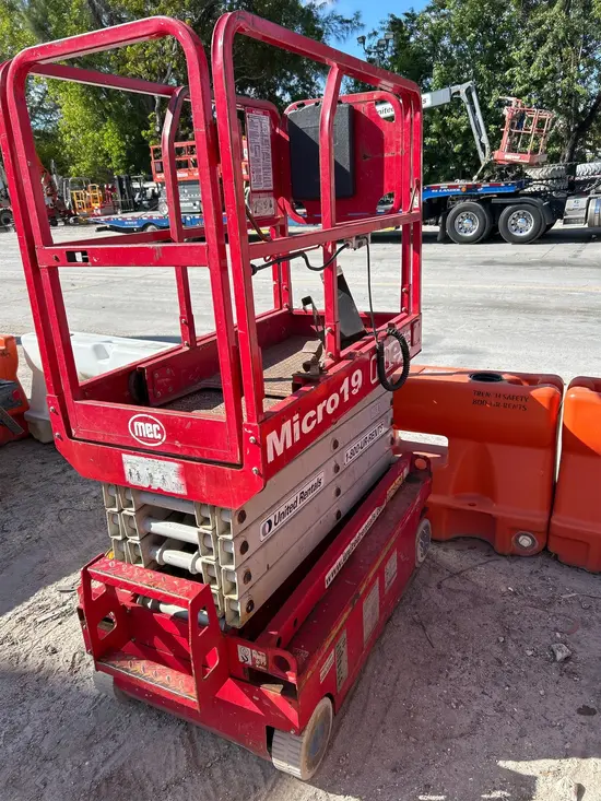 2018 MEC MICRO 19 Scissor Lift