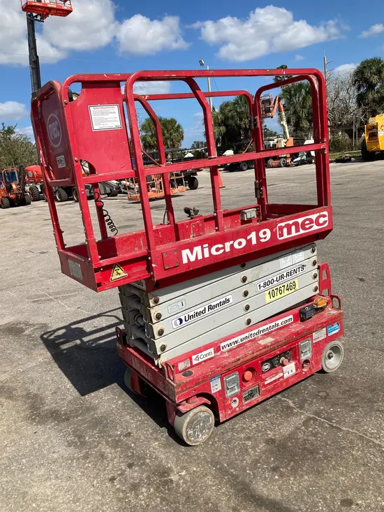 2018 MEC MICRO 19 Scissor Lift