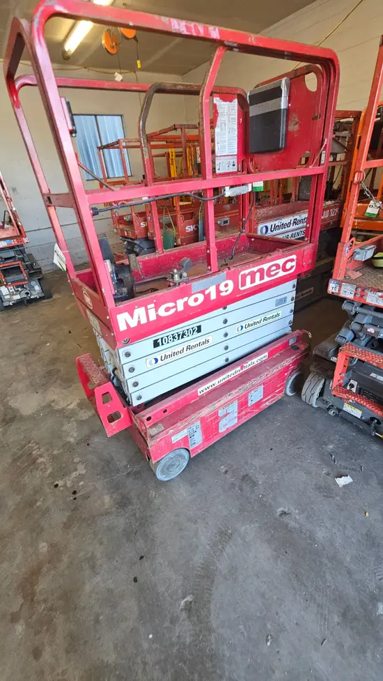 2018 MEC MICRO 19 Scissor Lift