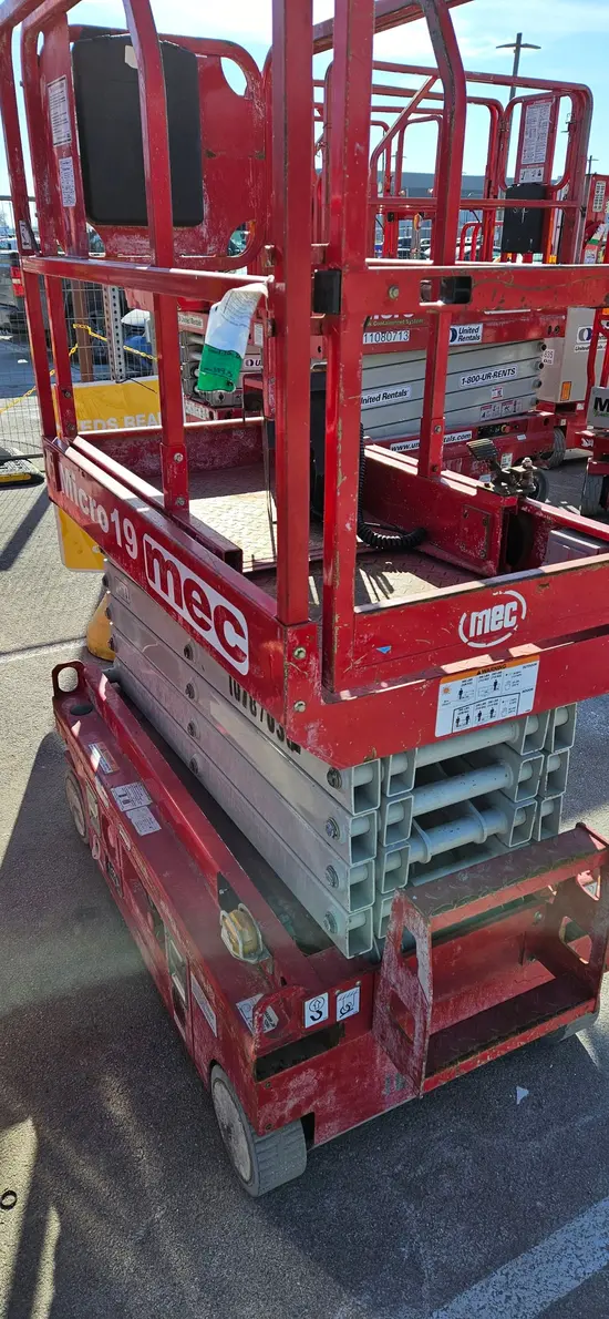 2018 MEC MICRO 19 Scissor Lift