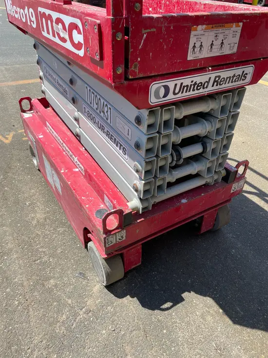 2018 MEC MICRO 19 Scissor Lift