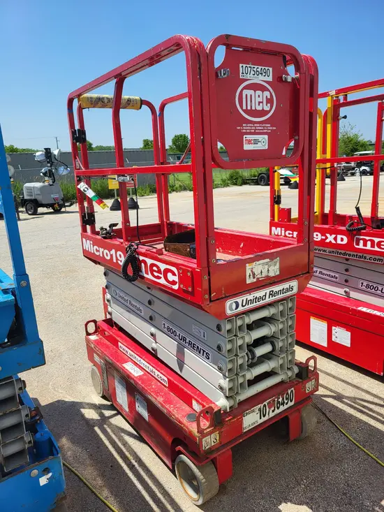 2018 MEC MICRO 19 Scissor Lift