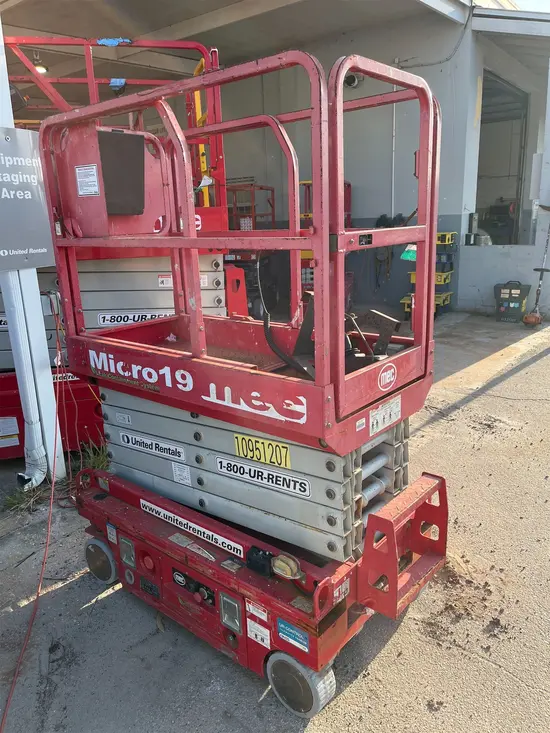 2019 MEC MICRO 19 Scissor Lift