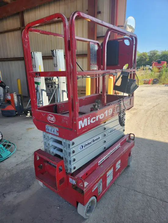 2018 MEC MICRO 19 Scissor Lift