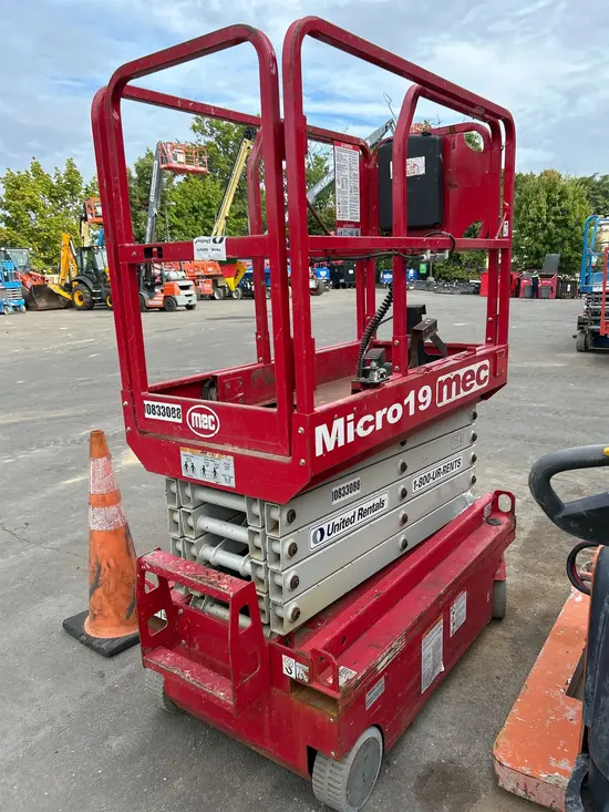 2018 MEC MICRO 19 Scissor Lift