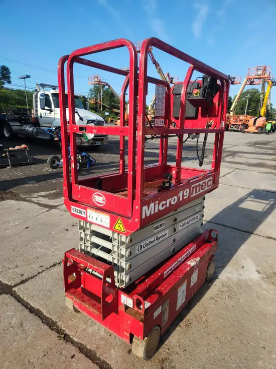 2018 MEC MICRO 19 Scissor Lift