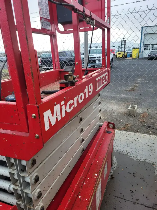 2018 MEC MICRO 19 Scissor Lift