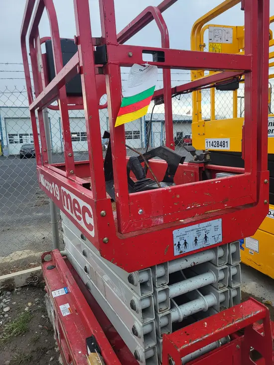 2018 MEC MICRO 19 Scissor Lift