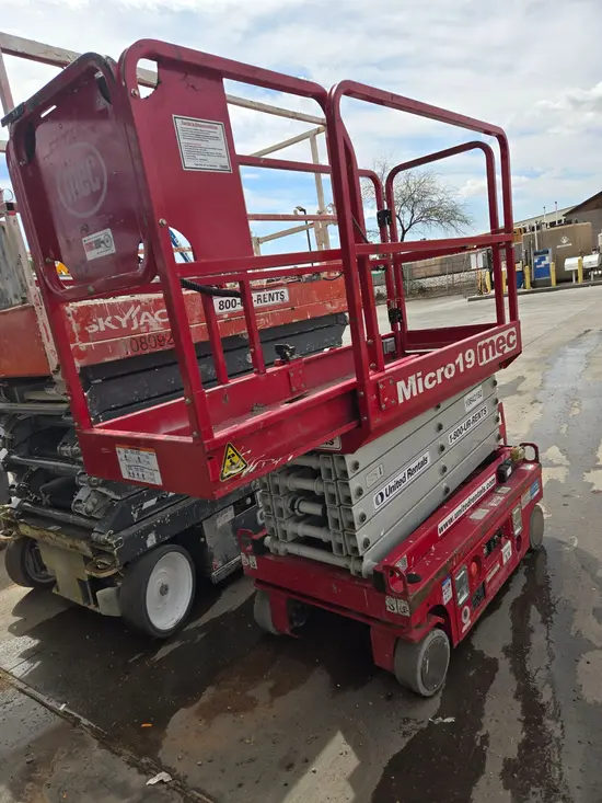 2018 MEC MICRO 19 Scissor Lift