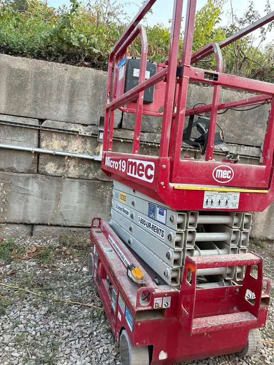 2018 MEC MICRO 19 Scissor Lift